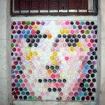 Rostro sobre botellas_cerca _Graffiti arte ubano_Coruña_Outon