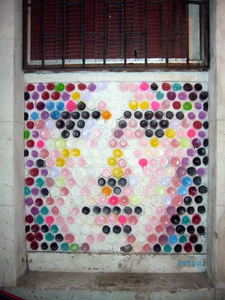 Rostro sobre botellas_cerca _Graffiti arte ubano_Coruña_Outon